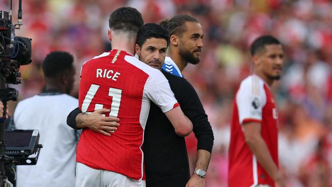 Arsenal's Spanish manager Mikel Arteta (C) consoles Arsenal's English midfielder #41 Declan Rice (L) after the final whistle.