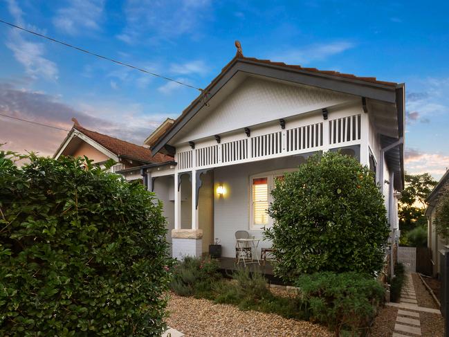 Real Estate: 52 Reynolds St, Cremorne