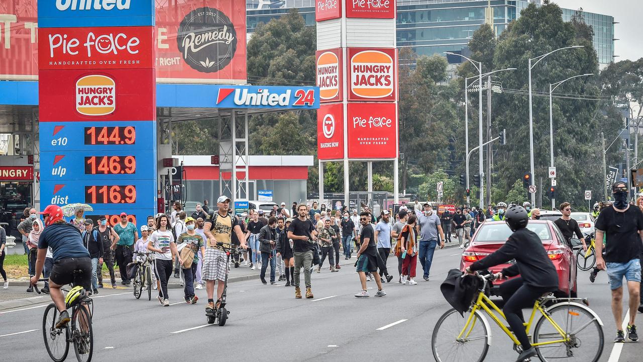 Anti-lockdown protest Melbourne: Protesters clash with ...