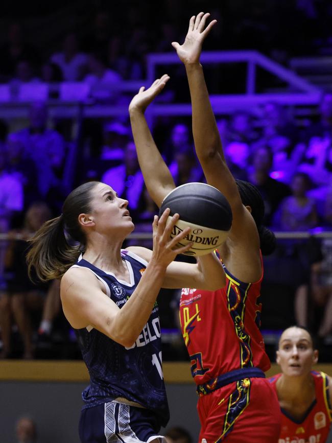 Gemma Potter drives to the basket during Geelong United’s win over Adelaide. Picture: Daniel Pockett/Getty Images