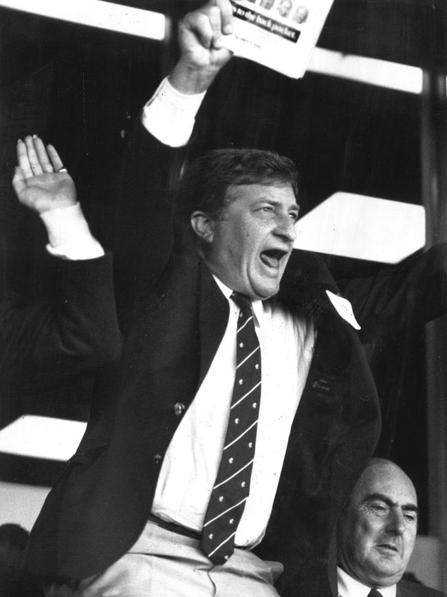 Elliott leaps for joy as Carlton wins to go into the 1987 grand final.