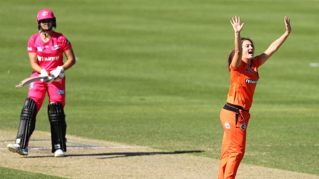 Taneale Peschel of the Scorchers successfully appeals for the wicket of Sixers gun Ashleigh Gardner. Picture: Mark Kolbe/Getty Images