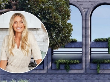 Elyse Knowles cashes in on controversial pad