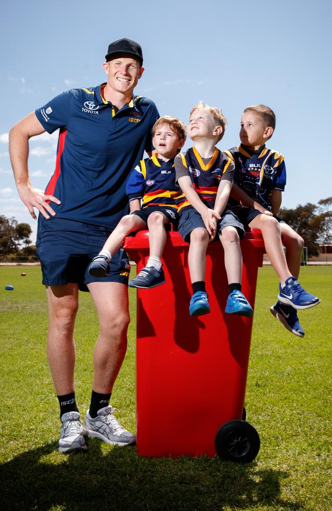 Adelaide Crows ruckman Sam Jacobs with Reception and Year 1 students Aiden Hicks, Benji Williams and Kobe Brind at the Ardrossan Area School. Picture Matt Turner