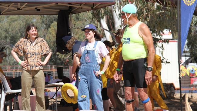 Grace Andlee, Olivia McPherson, and Dave Norton prepare for the finals race. Picture: Gera Kazakov