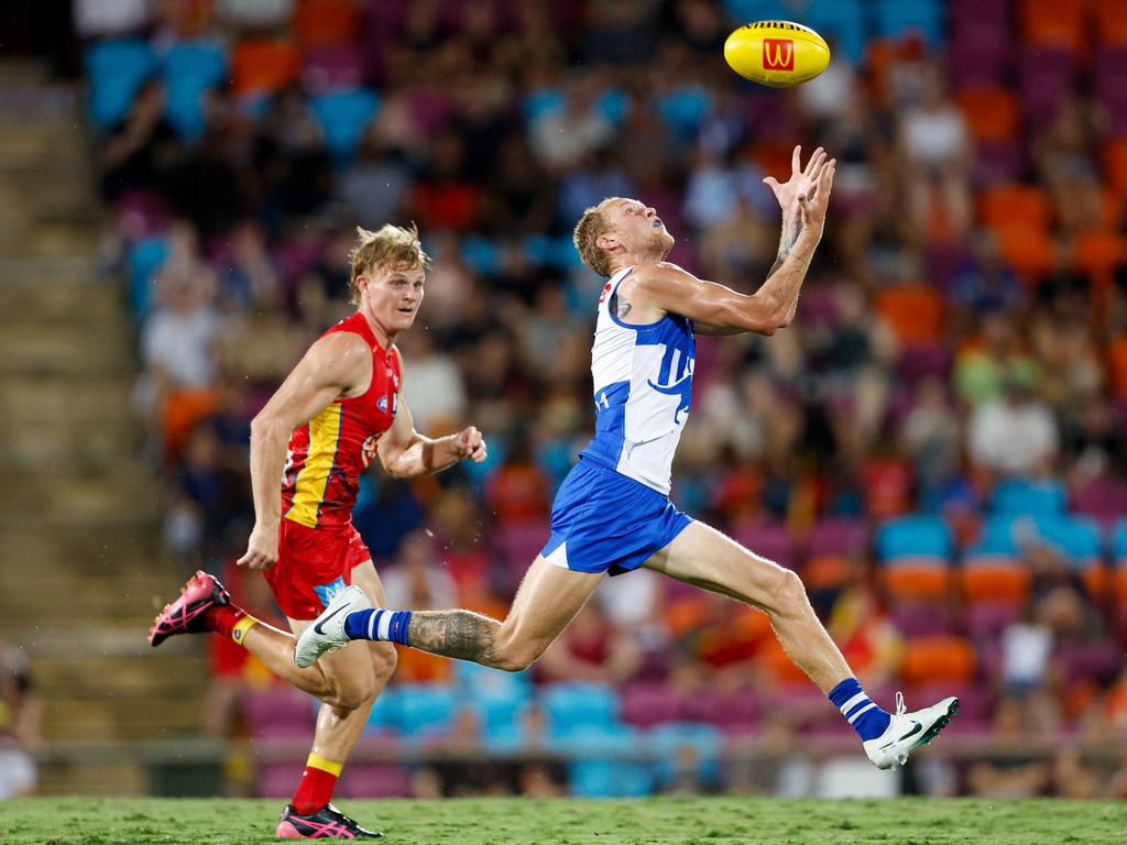 Jaidyn Stephenson marks in front of Sun Bodhi Uwland. Picture: Dylan Burns/AFL Photos