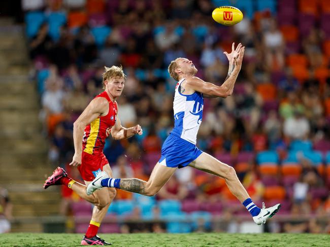 Jaidyn Stephenson marks in front of Sun Bodhi Uwland. Picture: Dylan Burns/AFL Photos