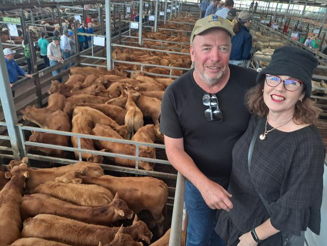 Limousin breeders Paddy and Anne Neeson, Innsfail, sold pure bred heifers to 424c/kg and steers to 386c/kg and averaged 375.5c/kg or $1259 for 125 mixed sex calves at Hamilton today.