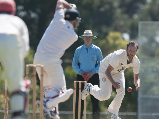 Ben Frith bowling for Frankston Peninsula against Melbourne. Picture: Christopher Chan.