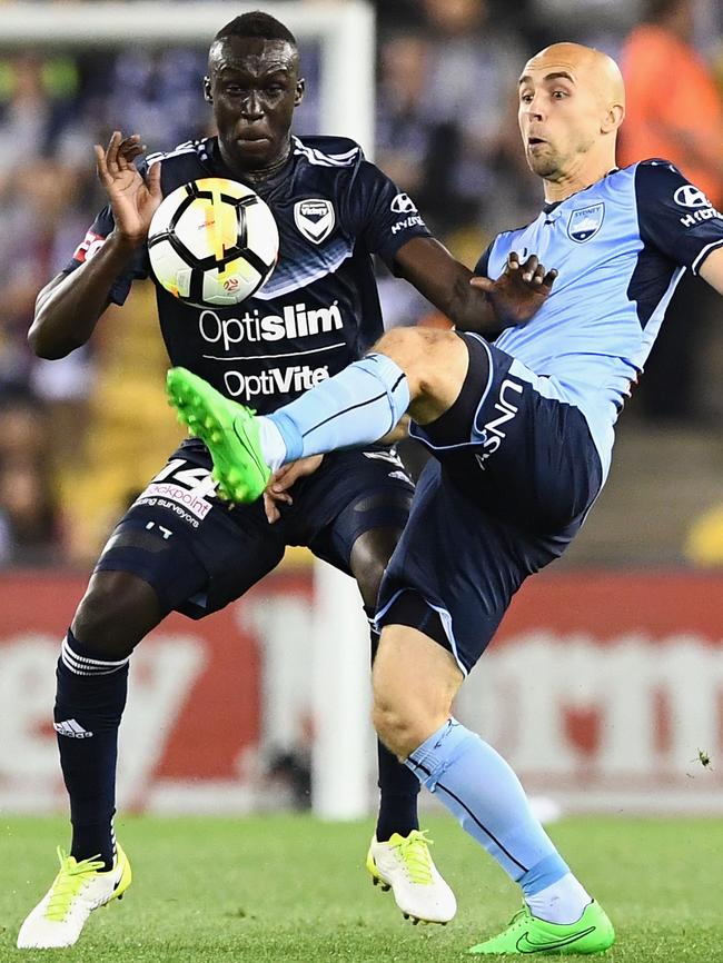 Thomas Deng battles Adrian Mierzejewski.