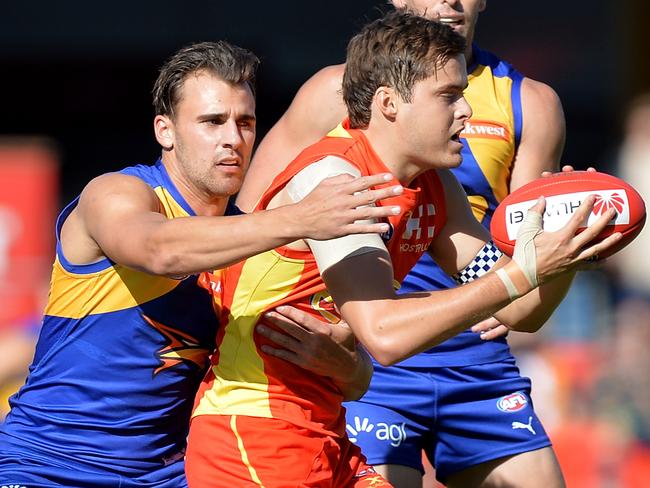 Kade Kolodjashni takes the footy in front of Eagle Dom Sheed in 2017.