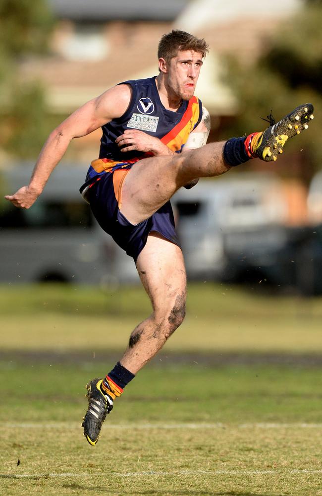 Simon Richards boots the Tigers forward.