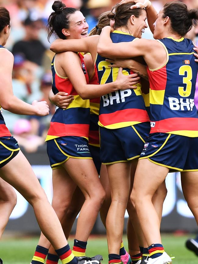 The Crows celebrate a goal by Chelsea Randall. Picture: Mark Brake/Getty Images)