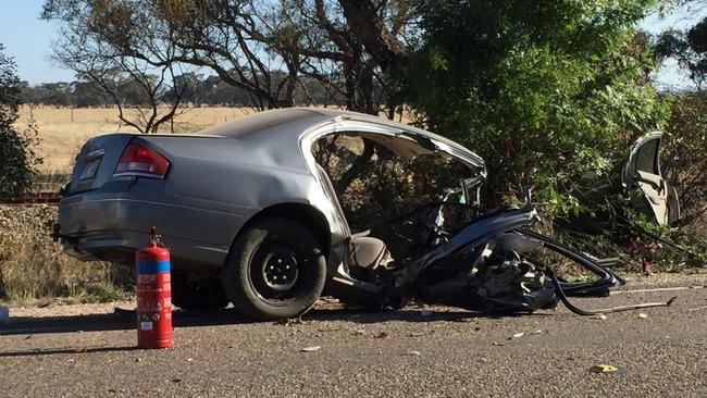 Man Dies After Car Hits Tree At Mallee Hwy Elwomple Near Tailem Bend