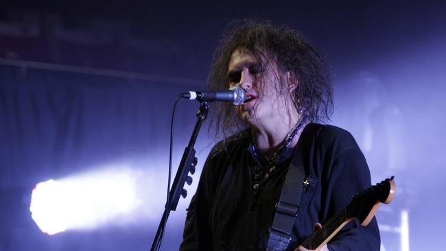 Robert Smith of the Cure, a band that wraps up its shows with four generous encores.