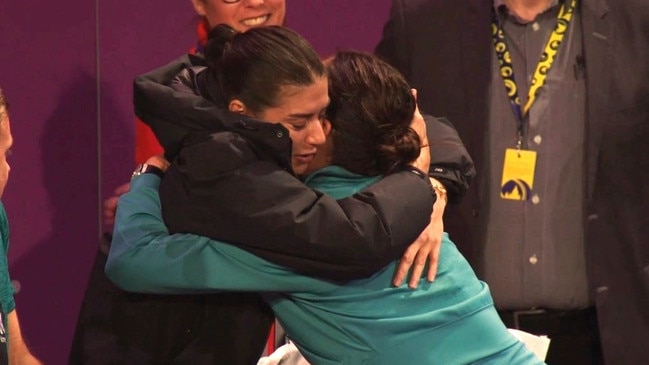 Simona Halep hugs Sorana Cirstea. Photo: Twitter, Jose Morgado.