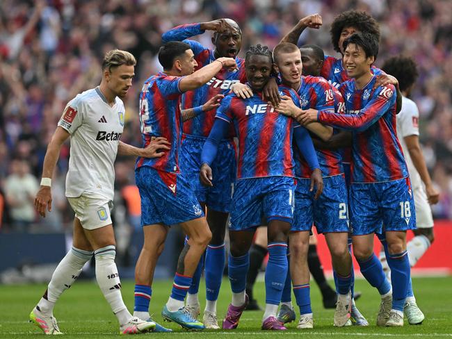 TOPSHOT - Crystal Palace's English midfielder #10 Eberechi Eze (C) celebrates with teammates after scoring the opening goal of the English FA Cup semi-final football between Crystal Palace and Aton Villa at Wembley Stadium in north London on April 26, 2025. (Photo by Glyn KIRK / AFP) / NOT FOR MARKETING OR ADVERTISING USE / RESTRICTED TO EDITORIAL USE