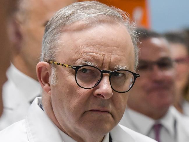 ADELAIDE, AUSTRALIA - NewsWire Photos - JUNE 13, 2024:  Prime Minister Anthony Albanese in the laboratory section talking to students and staff.Picture: NewsWire / Roy VanDerVegt