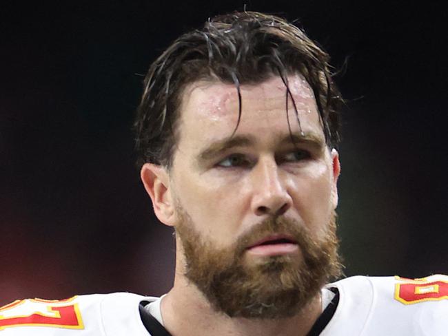 NEW ORLEANS, LOUISIANA - FEBRUARY 09: Travis Kelce #87 of the Kansas City Chiefs walks off the field at half time against the Philadelphia Eagles during Super Bowl LIX at Caesars Superdome on February 09, 2025 in New Orleans, Louisiana.   Jamie Squire/Getty Images/AFP (Photo by JAMIE SQUIRE / GETTY IMAGES NORTH AMERICA / Getty Images via AFP)