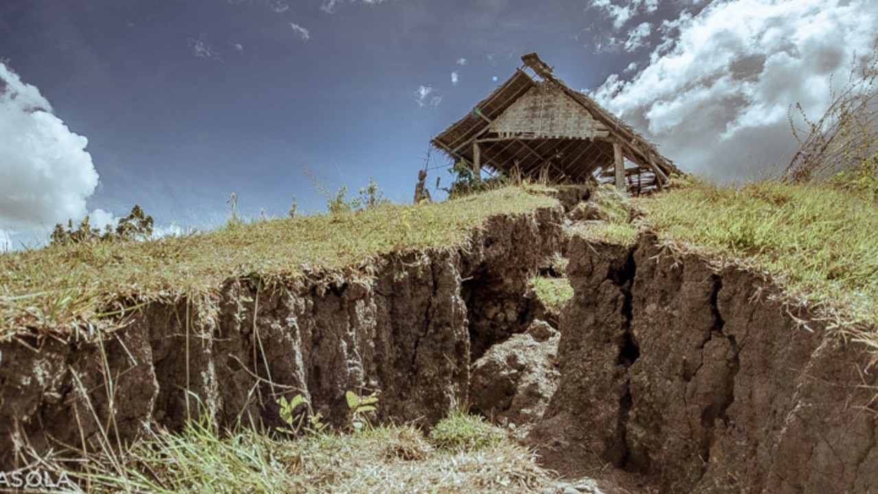 Category:News; Caption:A hut sits atop the earthquake fault line in Anonang, Inabanga town, Bohol, Philippines; Read the terms and conditions:Yes WEBSITE READER PICTURE HWT Chris Ramasola , ramasola@yahoo.com, 9156 048 252,