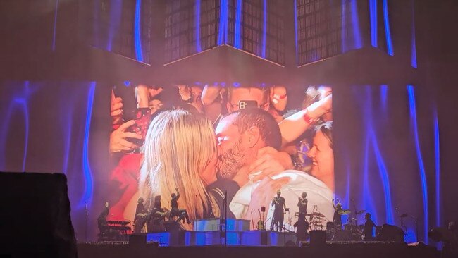 Robbie Williams fan Daniel proposes to his girlfriend Lauren at Williams' Sydney concert. Photo: YouTube.