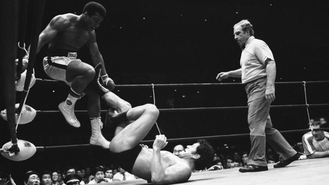 Muhammad Ali evades a kick from Antonio Inoki on the corner in the 4th round of their scheduled 15 round bout at Budokan Hall.