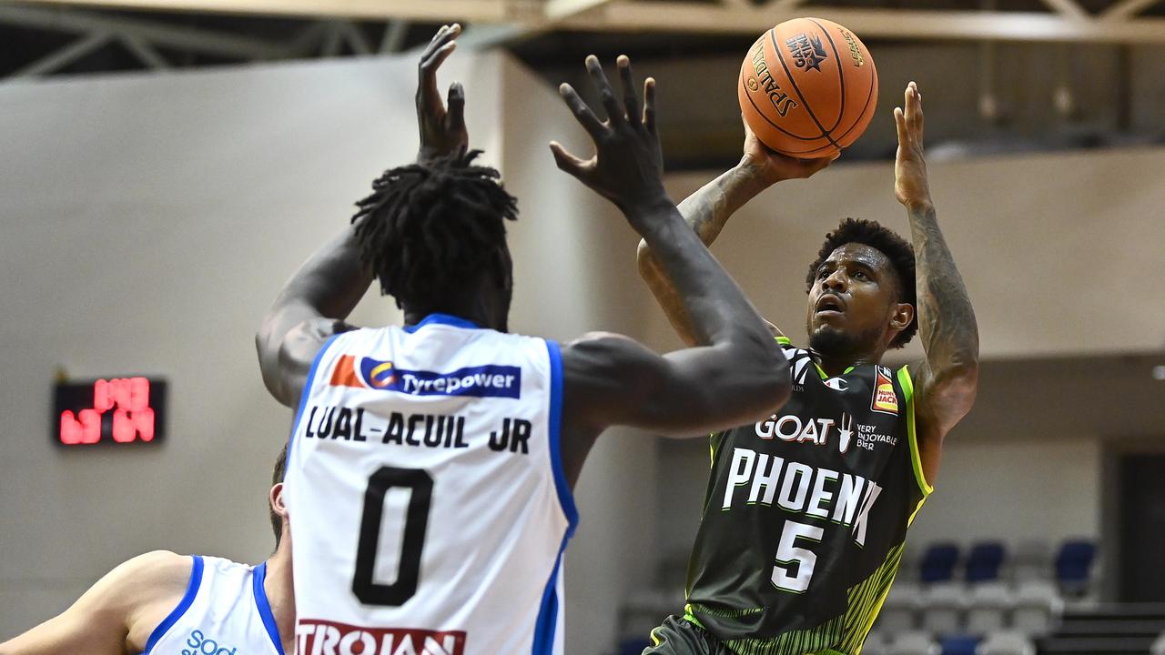 Munford scores over Melbourne United tall Jo Lual-Acuil. Picture: Getty Images