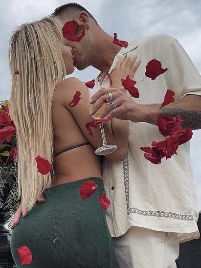 Tammy Hembrow and then-partner Matt Poole announce their engagement in November 2021. Picture: Instagram.