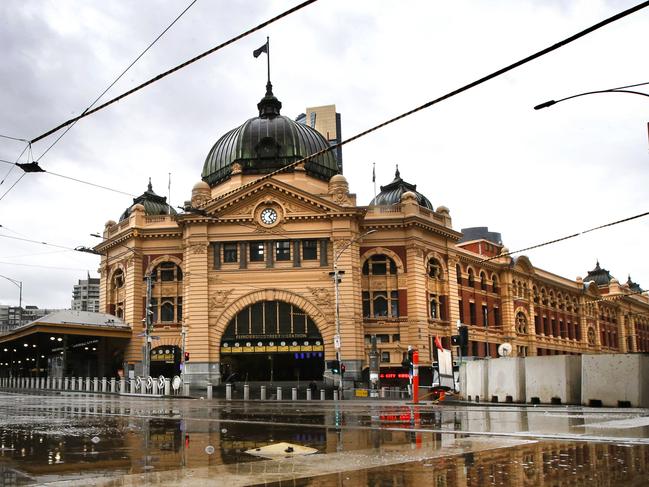 Melbourne City streets lunch time rush under COVID lock down restrictions. Flinders Street Station. Picture: David Caird