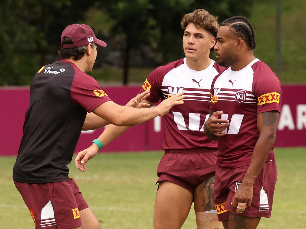 Slater talking tactics with Reece Walsh and Ezra Mam. Picture: Liam Kidston