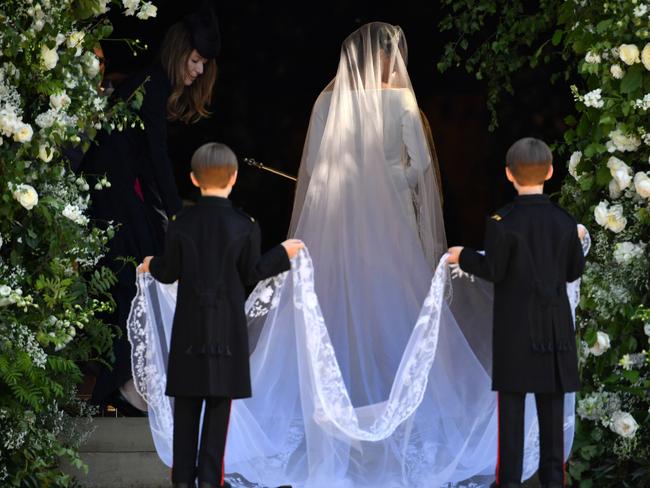 The veil featured hand-embroidered floral emblems of all 53 Commonwealth countries.