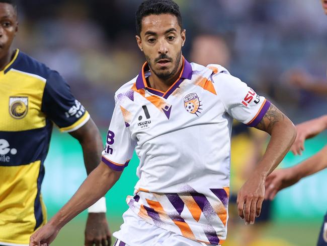 GOSFORD, AUSTRALIA - DECEMBER 31: Salim Khelifi of the Glory controls the ball during the A-League Men round 10 match between Central Coast Mariners and Perth Glory at Industree Group Stadium on December 31, 2023 in Gosford, Australia. (Photo by Jason McCawley/Getty Images)