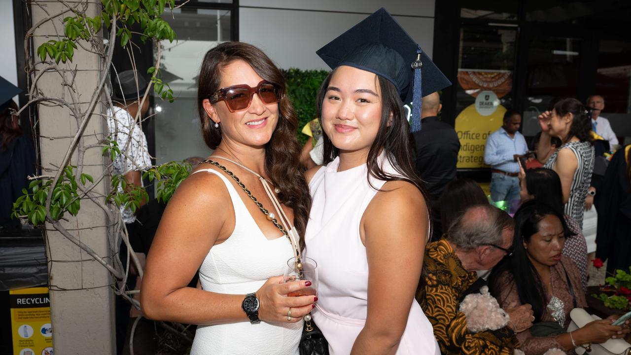 03-02-2025 Deakin University graduation Taya Bui andAnnabel Bui