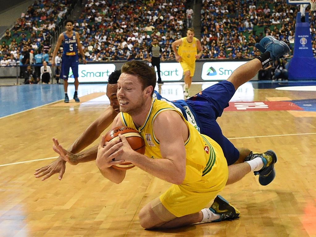 Jason Castro (R) of the Philippines vies for the ball with Matthew Dellavedova of Australia during their FIBA World Cup Asian qualifier game at the Philippine arena in Bocaue town, Bulacan province, north of Manila on July 2, 2018. Australia won by default 89-53. Australia won by default 89-53. / AFP PHOTO / TED ALJIBE