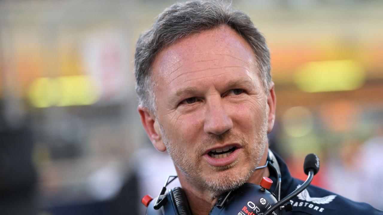 Red Bull Racing's British team principal Christian Horner speaks with mechanics before the start of the Bahrain Formula One Grand Prix at the Bahrain International Circuit in Sakhir on March 5, 2023. (Photo by ANDREJ ISAKOVIC / AFP)