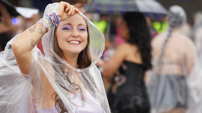 Taylor Swift fans duck for cover as a thunderstorm spreads over Sydney just hours before the pop star takes the stage.