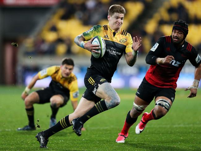 WELLINGTON, NEW ZEALAND - JULY 15:  Jordie Barrett of the Hurricanes breaks away for a try during the round 17 Super Rugby match between the Hurricanes and the Crusaders at Westpac Stadium on July 15, 2017 in Wellington, New Zealand.  (Photo by Hagen Hopkins/Getty Images)