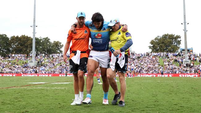 Tino Fa'asuamaleaui is helped from the field. (Photo by Brendon Thorne/Getty Images)