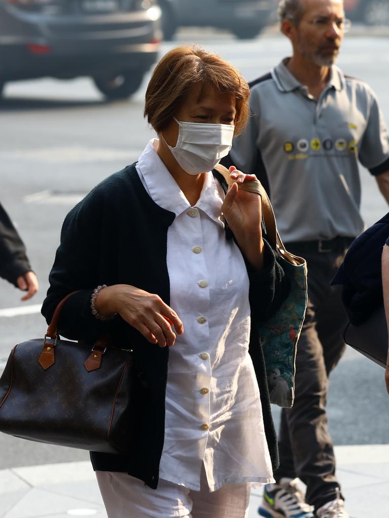 As smoke from bushfires engulfs Sydney, morning commuters are pictured wearing face masks as they make their way to work. Picture: MATRIX