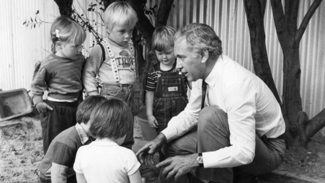 Andrew Peacock holds court with future voters in 1984.