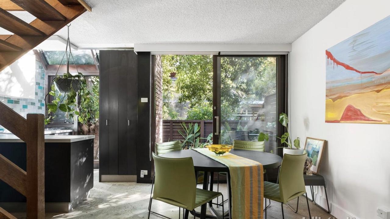 In Melbourne, <a href="https://www.realestate.com.au/sold/property-townhouse-vic-north+melbourne-144842420" target="_self">C8/85-87 Haines St, North Melbourne</a> sold for $622,000 by Jellis Craig Northern.