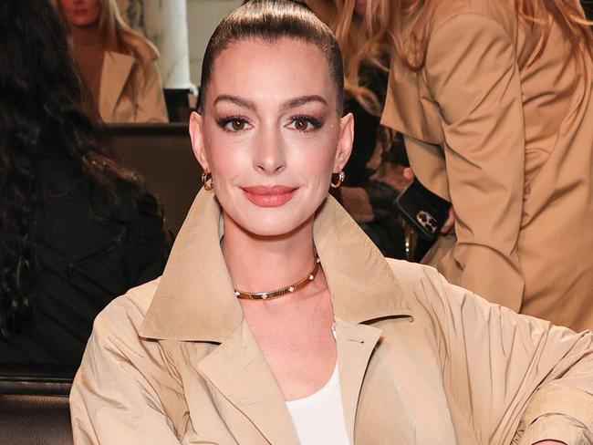 NEW YORK, NEW YORK - APRIL 17: Anne Hathaway attends the Ralph Lauren Collection Fall 2025 on April 17, 2025 in New York City.   Theo Wargo/Getty Images/AFP (Photo by Theo Wargo / GETTY IMAGES NORTH AMERICA / Getty Images via AFP)