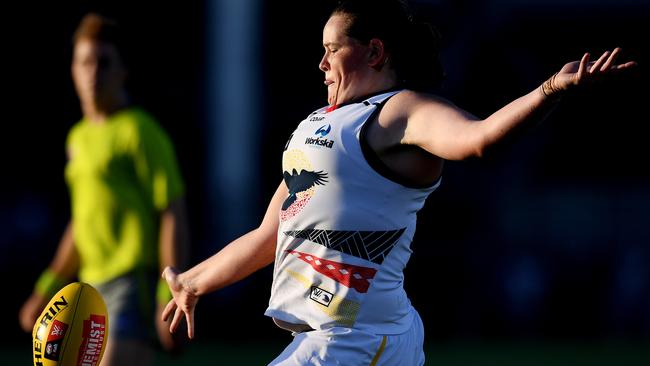 Sarah Perkins fires at goal against the Western Bulldogs.