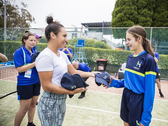 2015 tournament champion and world No.102 Heather Watson (GBR) will be presenting the Hobart International 2020 Ballkids with their hats following their final training session today. Picture: RICHARD JUPE