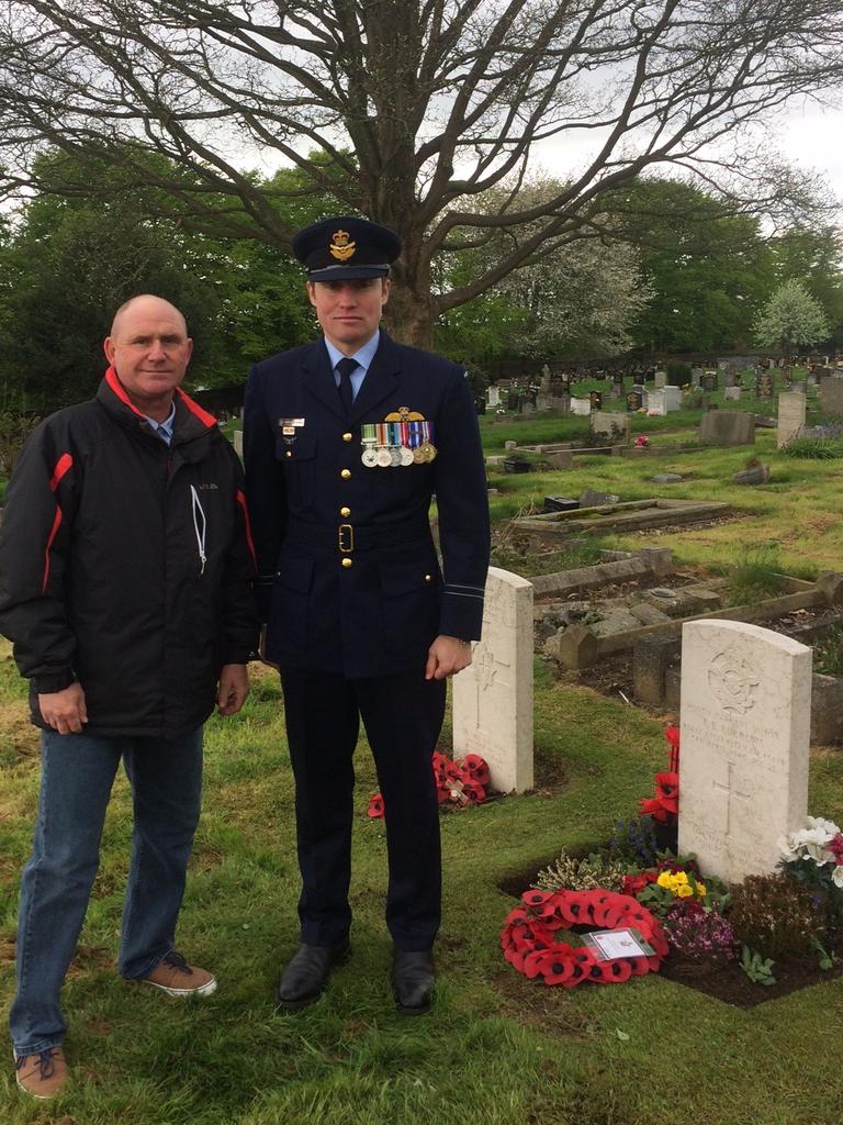 Wayne Hartshorne arranged for Flight Lieutenant Adam Gunthorpe from the RAAF to lay a wreath at Warrant Officer John Burrows’ grave on Anzac Day, 2018.