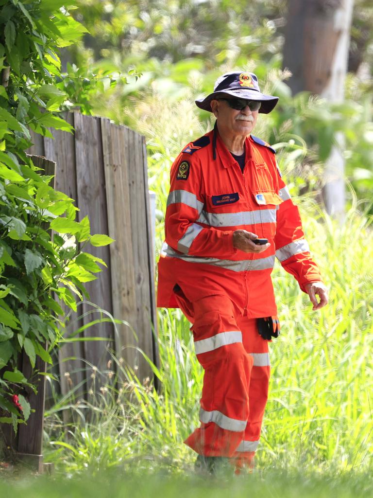 SES volunteers at the property at 169 Brookbent Road, Pallara. Pics Adam Head