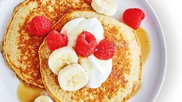 350 calorie breakfasts: Oat banana pancakes with raspberries.