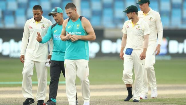 Justin Langer reassures his players after a tough day at the office.