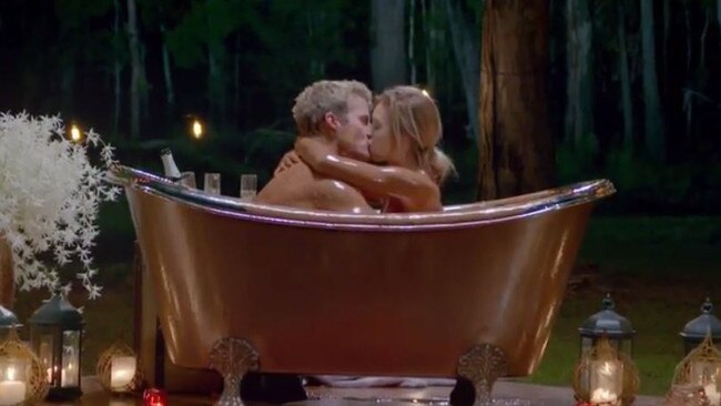 Richie and Alex share a super sweet moment on an indulgent single date.