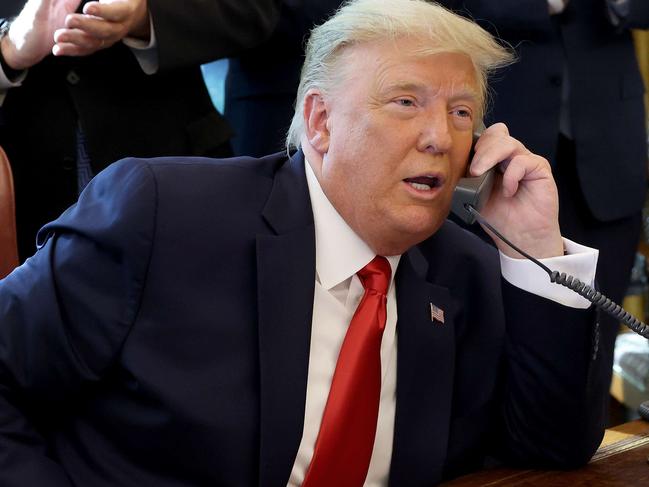 WASHINGTON, DC - OCTOBER 23: U.S. President Donald Trump speaks with Israeli Prime Minister Benjamin Netanyau on the phone about a Sudan-Israel peace agreement, in the Oval Office on October 23, 2020 in Washington, DC. President Trump announced that Sudan will start to normalize ties with Israel.   Win McNamee/Getty Images/AFP == FOR NEWSPAPERS, INTERNET, TELCOS & TELEVISION USE ONLY ==